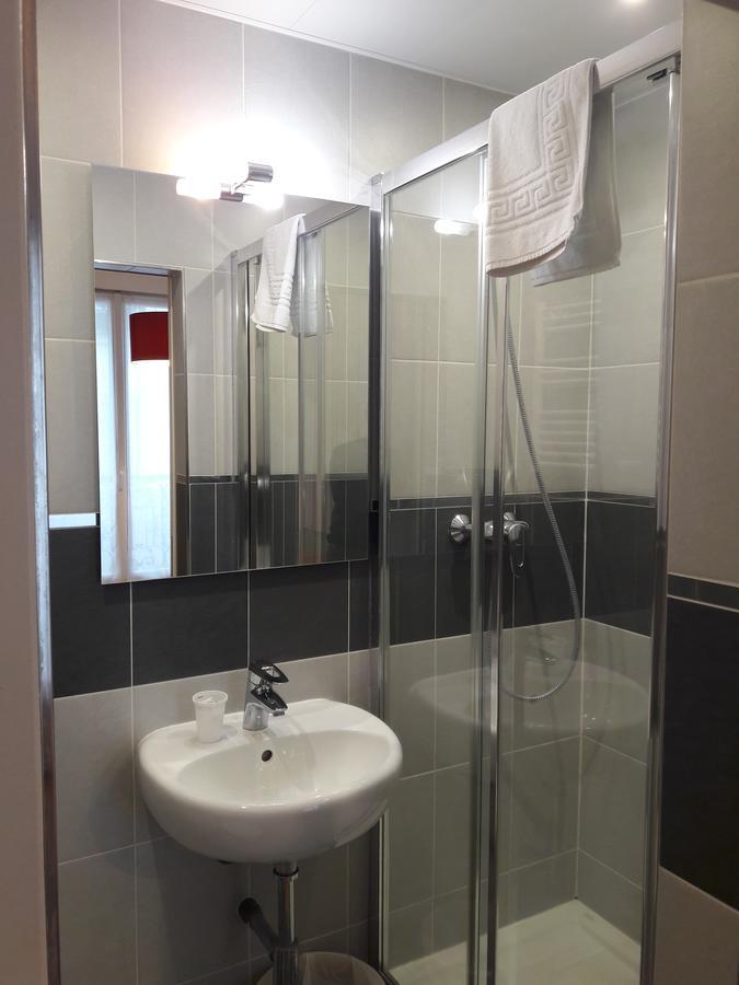 Perfect Hotel & Hostel Παρίσι Εξωτερικό φωτογραφία A shower cubicle