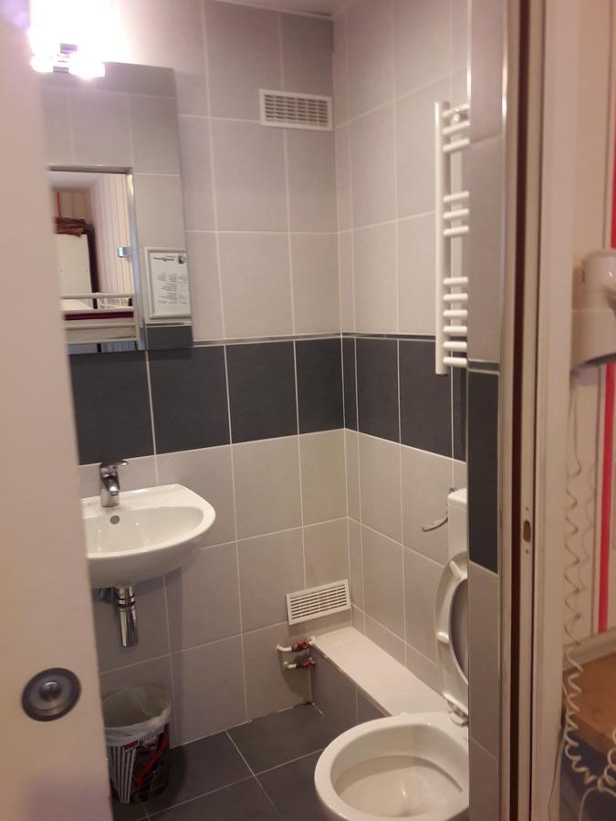 Perfect Hotel & Hostel Παρίσι Εξωτερικό φωτογραφία A shower cubicle