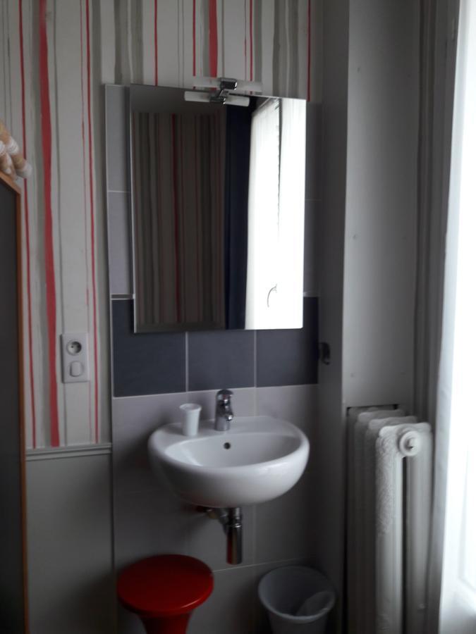 Perfect Hotel & Hostel Παρίσι Δωμάτιο φωτογραφία A typical washbasin