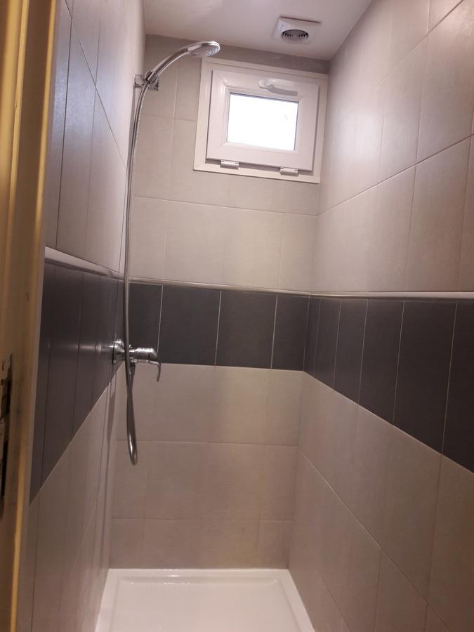Perfect Hotel & Hostel Παρίσι Δωμάτιο φωτογραφία Bathroom with a shower bath