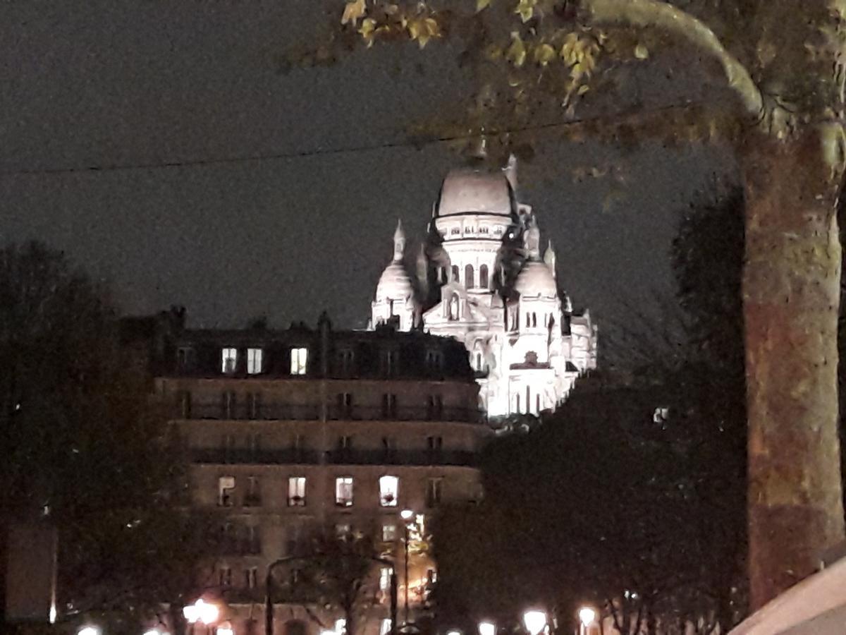 Perfect Hotel & Hostel Παρίσι Εξωτερικό φωτογραφία The Sacré-Cœur at night
